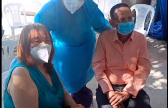 Bachatero dominicano Luis Segura y su esposa reciben vacuna contra el COVID-19