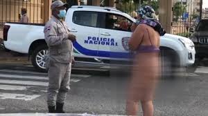 Arrestan mujer que protestó desnuda frente al Palacio Nacional