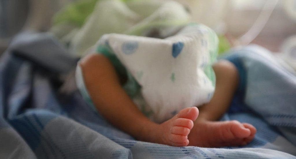 Bebé de ocho meses muere baleado por su hermano de tres años en Texas