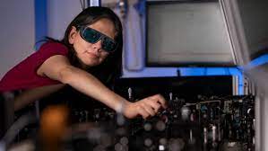 Inventan una nanopelícula que se aplica a las gafas y «hace visible lo invisible»
