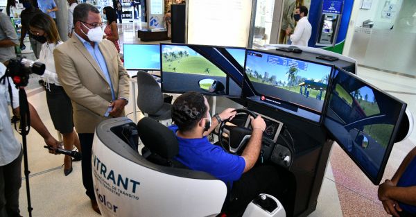 INTRANT instala simuladores de conducción en los centros comerciales Blue Mall y Ágora Mall