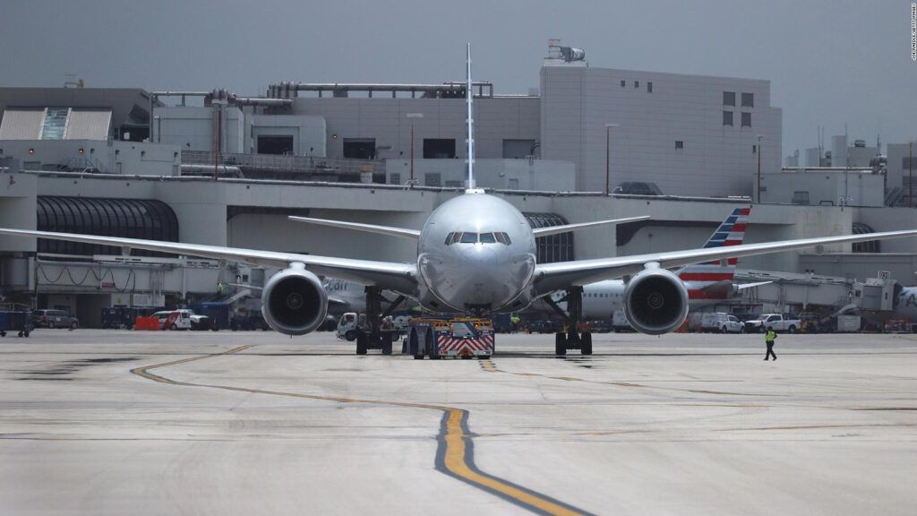 Escasez de combustible para aviones en algunos aeropuertos de EE.UU.