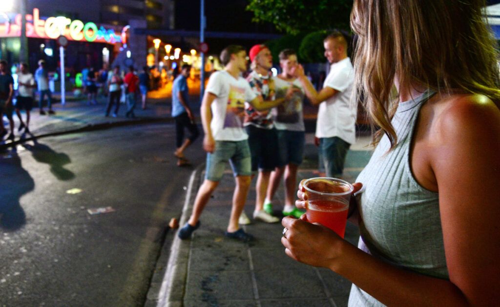 No se podrá consumir alcohol en calles y parques