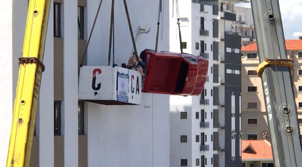 Reinstalan “Camioneta Roja” en edificio de Santo Domingo Motors