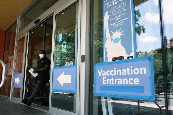 ¿Necesita una tercera vacuna? Lanzan plan para aplicar la dosis de ‘refuerzo’ en NYC cuando sea autorizada