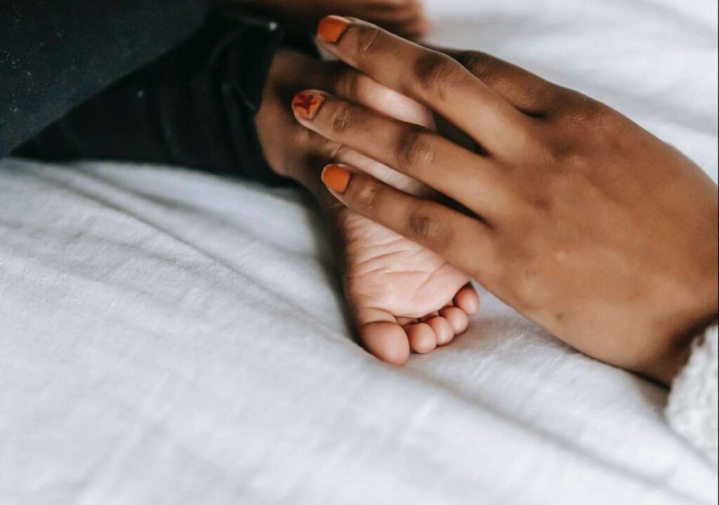 Pareja de raza negra sufre discriminación por haber tenido un bebé de piel blanca
