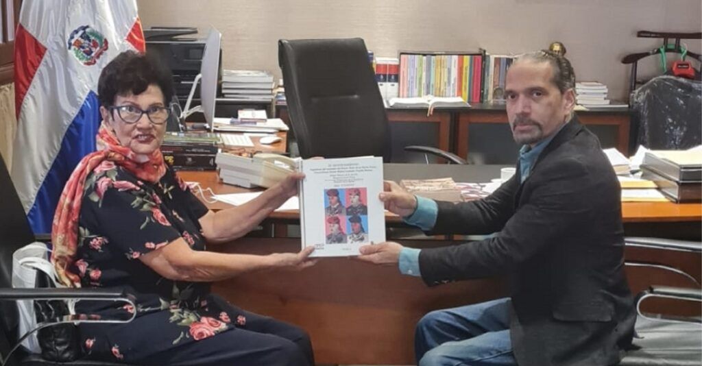 Efemérides Patrias dona decenas de libros a la Biblioteca doctora Minerva Mirabal de Tavárez
