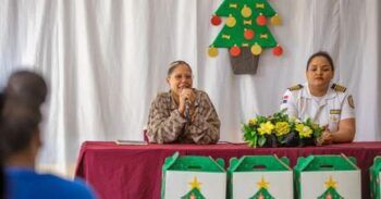 Tockisha dona canastas navideñas en Najayo Mujeres
