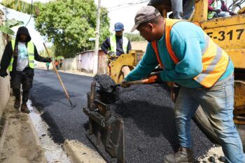 Gobierno reconstruirá calles, aceras y contenes en San Isidro y San Luis