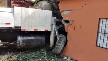 Camión se estrella contra vivienda y deja cinco heridos en Sosúa