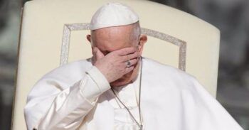 El Papa perdió la paciencia con una mujer que pidió bendición para su perro