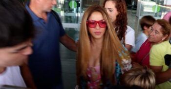 Shakira regresa a España con sus hijos y 20 maletas