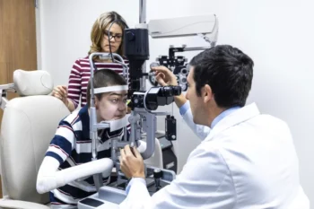 Menor casi ciego recupera la vista con pionera terapia génica ocular en Miami