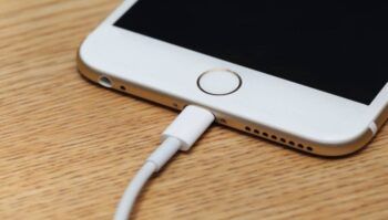 Apple advierte a clientes que no dejen su teléfono cargando mientras duermen