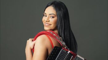 Joven acordeonista se ha vuelto viral con su tema «como el perro bebe agua»