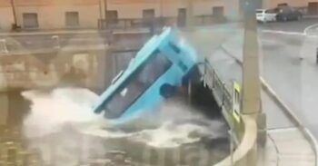 Al menos tres muertos tras la caída de un autobús a un río de Rusia