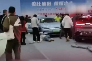 Carro eléctrico arrancó solo y atropelló a cinco personas en china