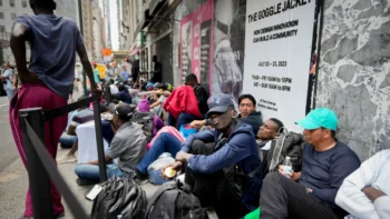 Nueva York elimina programa que daba tarjetas a inmigrantes para comprar comida