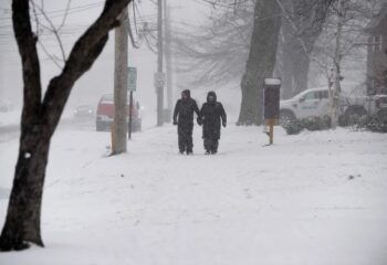 Nueva York en estado de emergencia por potente nevada en EE.UU.
