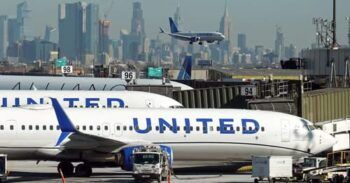 Un herido tras choque entre un avión y un remolcador de aviones en Chicago