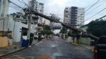 Camioneta derriba poste de luz en el Ensanche  Naco