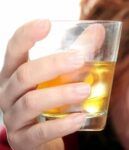 Hombre se libra de multa por embriaguez porque su cuerpo produce alcohol