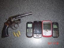 Arma, municiones y celulares ocupados