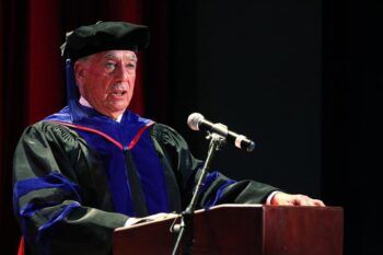 Vargas Llosa advierte a América Latina alejarse de «dictaduras mesiánicas»