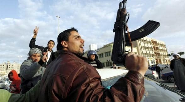 Más de 2,000 rebeldes toman el control del aeropuerto de Trípoli