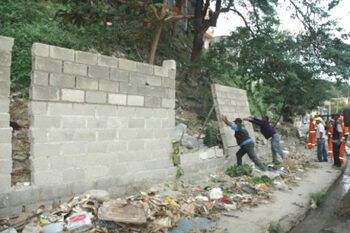 Ayuntamiento derrumba construcciones en área verde de Cristo Rey