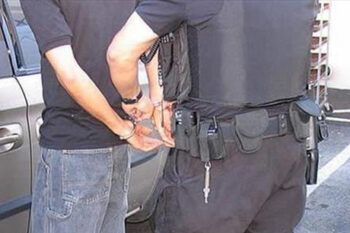 PN apresa dos con 16 porciones de droga