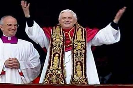 El papa Benedicto XVI invita a considerar la vida como «un regalo»