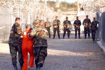 Juez español reactiva caso Guantánamo y pregunta si debe investigar a Bush