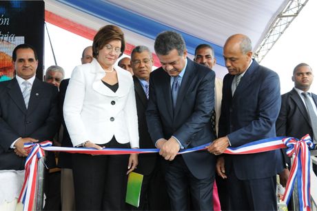 Presidente Fernández inaugura plantel escolar en Cotuí