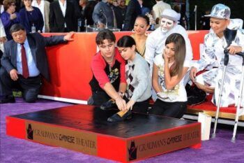Los hijos de Michael Jackson inmortalizan a su padre en Hollywood