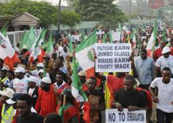 El Gobierno de Nigeria apacigua la huelga con una rebaja de la gasolina
