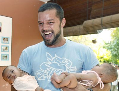Ricky Martin aclara que no piensa en boda pero sí en aumentar la familia