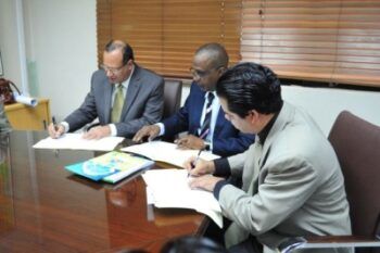 Firman acuerdo para tratamiento a personas adictas