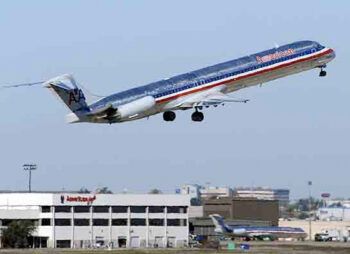 American Airlines planea recortar 13,000 empleos para reducir costo operativo