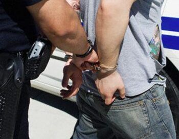 PN apresa tres con 4 mil 900 dólares falsos