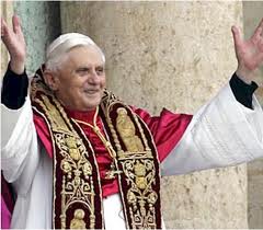 El papa Benedicto XVI  anuncia su renuncia