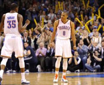 Durant brilla con 51 puntos; Westbrook, 40; Ibaka logra triple-doble
