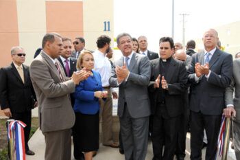 Fernández inaugura proyecto habitacional en Santiago