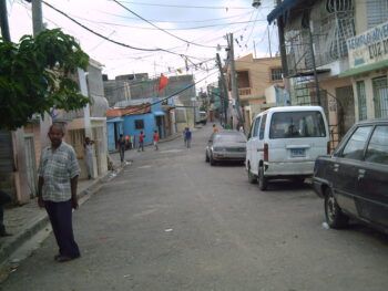 Agentes policiales son azotes en sector de Los Guandules, según junta de vecinos