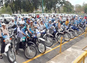 Fernández entrega 85 motocicletas y 17 camionetas a agrónomos
