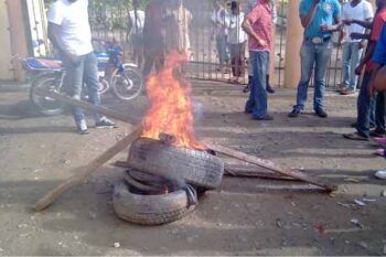 Incendian neumáticos frente Casa Albergue y Hogar de Anciano en Sabana Grande de Boyá