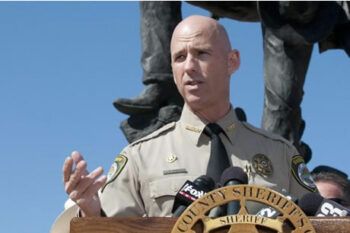 Sheriff de Arizona dimite a campaña de Romney tras reconocer que es gay