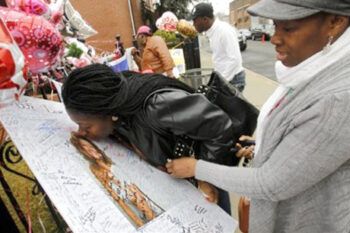 La familia de Whitney Houston excluye a su exmarido de invitados a su funeral