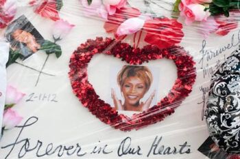 Familiares, amigos y fans llegan a iglesia New Hope para despedir a Whitney