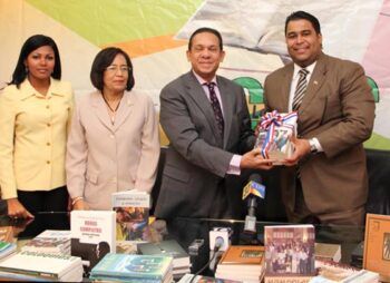 Cultura dona 10 mil libros a participantes del Maratón Juvenil de Lectura 2012